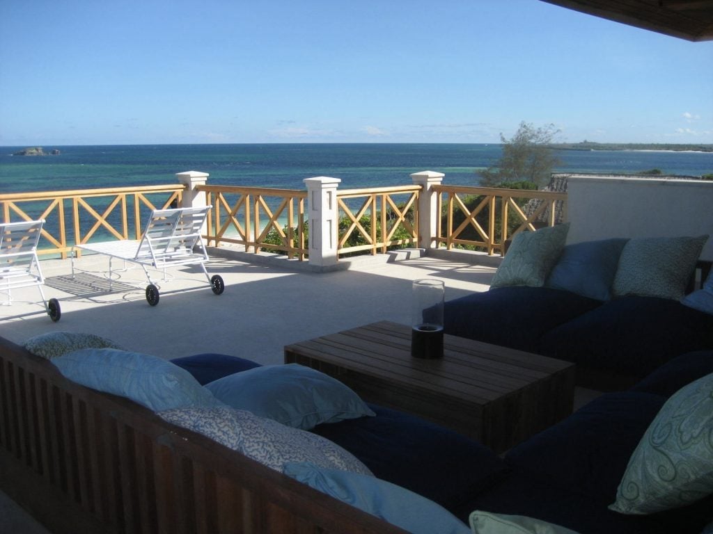 a panoramic view of the ocean at the front.