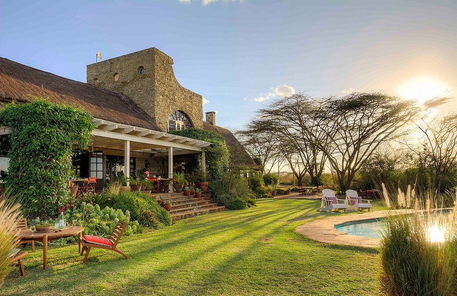 Serene Countryside Escape: Peaceful retreat, scenic vistas, nature's beauty, outdoor adventure, countryside getaway, rural landscapes, tranquil environment.