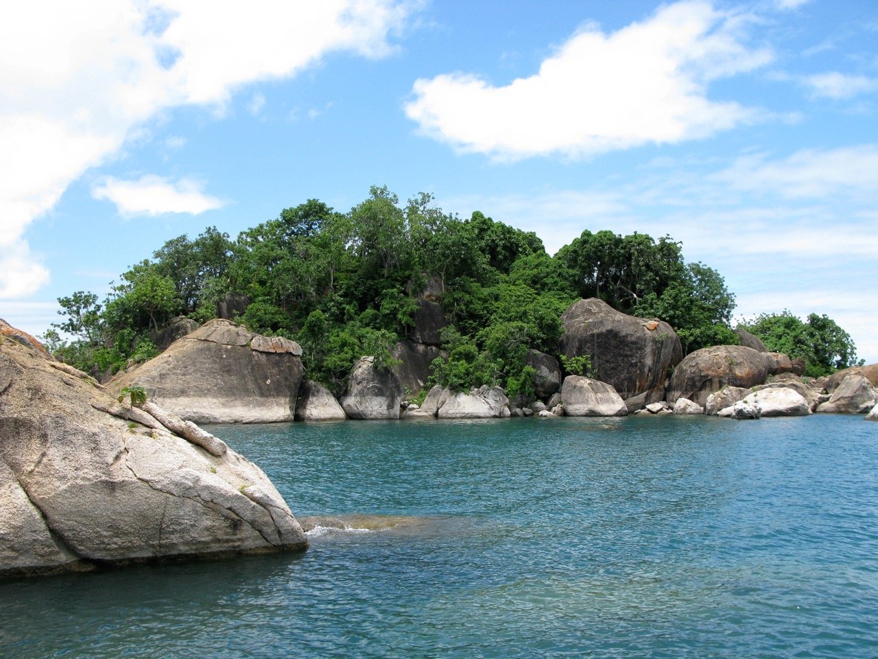 beautiful-view-of-the-rocks-on-the-monkey-bay-on-t-2023-11-27-05-04-20-utc Large